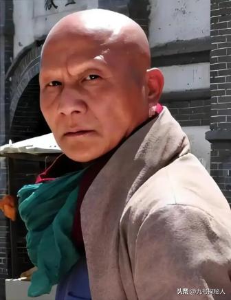 1991年，计春华旅游，因为“面相太凶”，警察让他出示身份证，他一摸钱包，坏了！