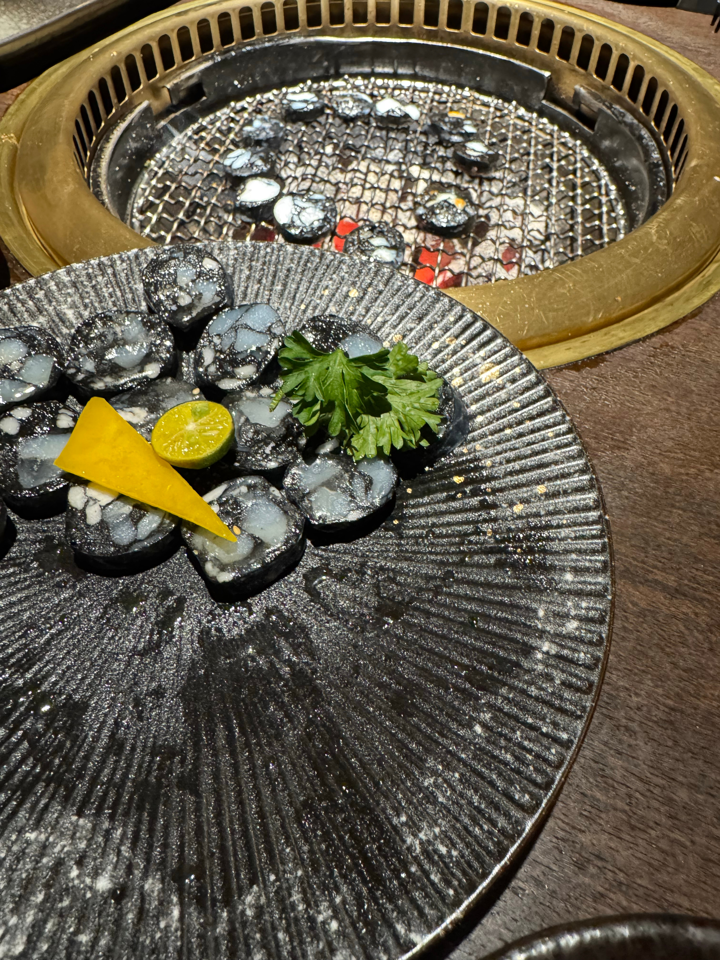 好久没吃它家的烤肉了，昨天朋友招待，吃了很多烧肉，新鲜的墨鱼肠太好吃了 ​​​