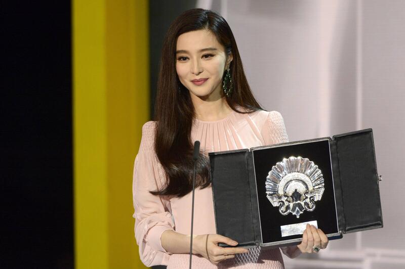 回望那些曾闪耀一时却黯然落幕的人生，总免不了生出“一步踏错，满盘皆输”的唏嘘。她