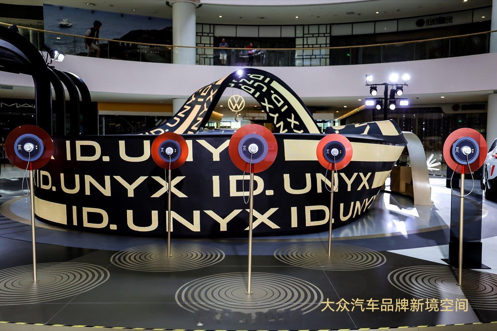 大众汽车最近在杭州搞了个挺酷的展览，叫“新境空间”，主打未来纯电出行。现场最亮眼