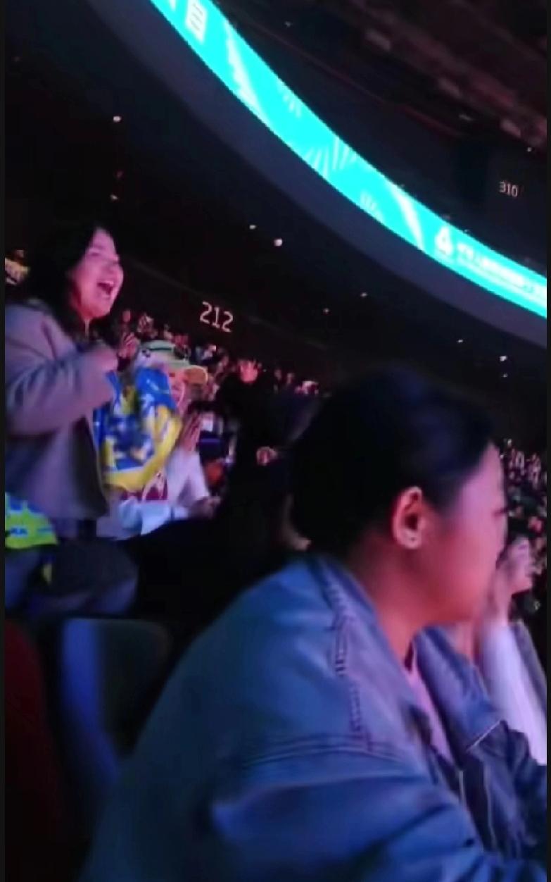 全运会乒乓球半决赛，王楚钦vs樊振东，王楚钦的粉丝呐喊声可以说是压过了其他任何球