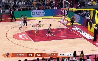 裁判想下班了？今晚广东男篮对阵广州男篮的比赛还有3秒，广东男篮底线发球进攻，落后