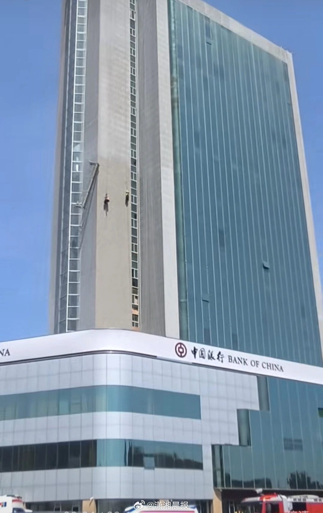【场面惊险！#吊篮断裂2名工人抱住绳索悬在高空#，#当地回应吊篮断裂2名工人悬在