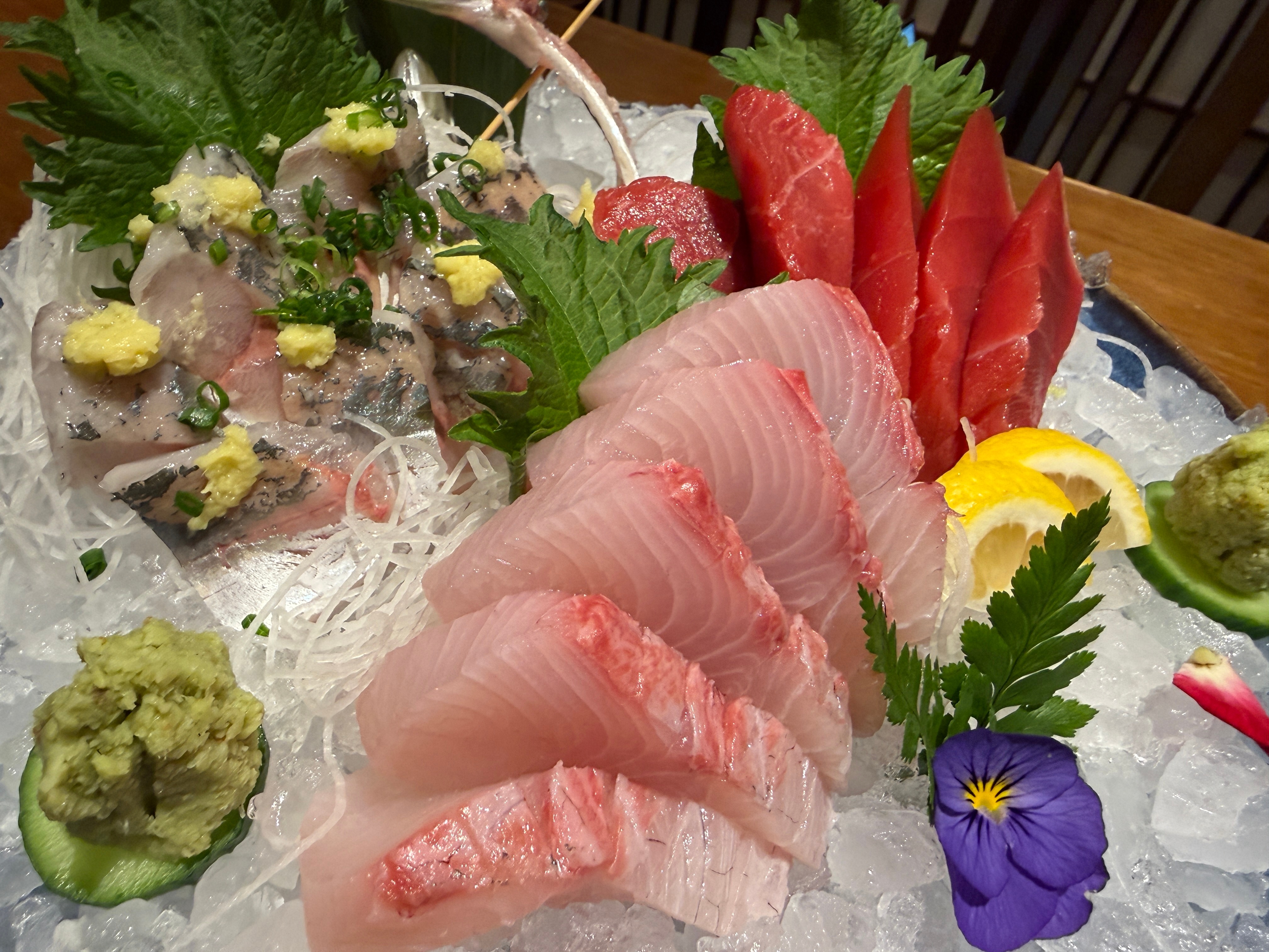 终于有空出来吃，鲁式经典三件套！蓝鳍赤身，鰤鱼和竹荚，配点小炸物和串，再来一大碗