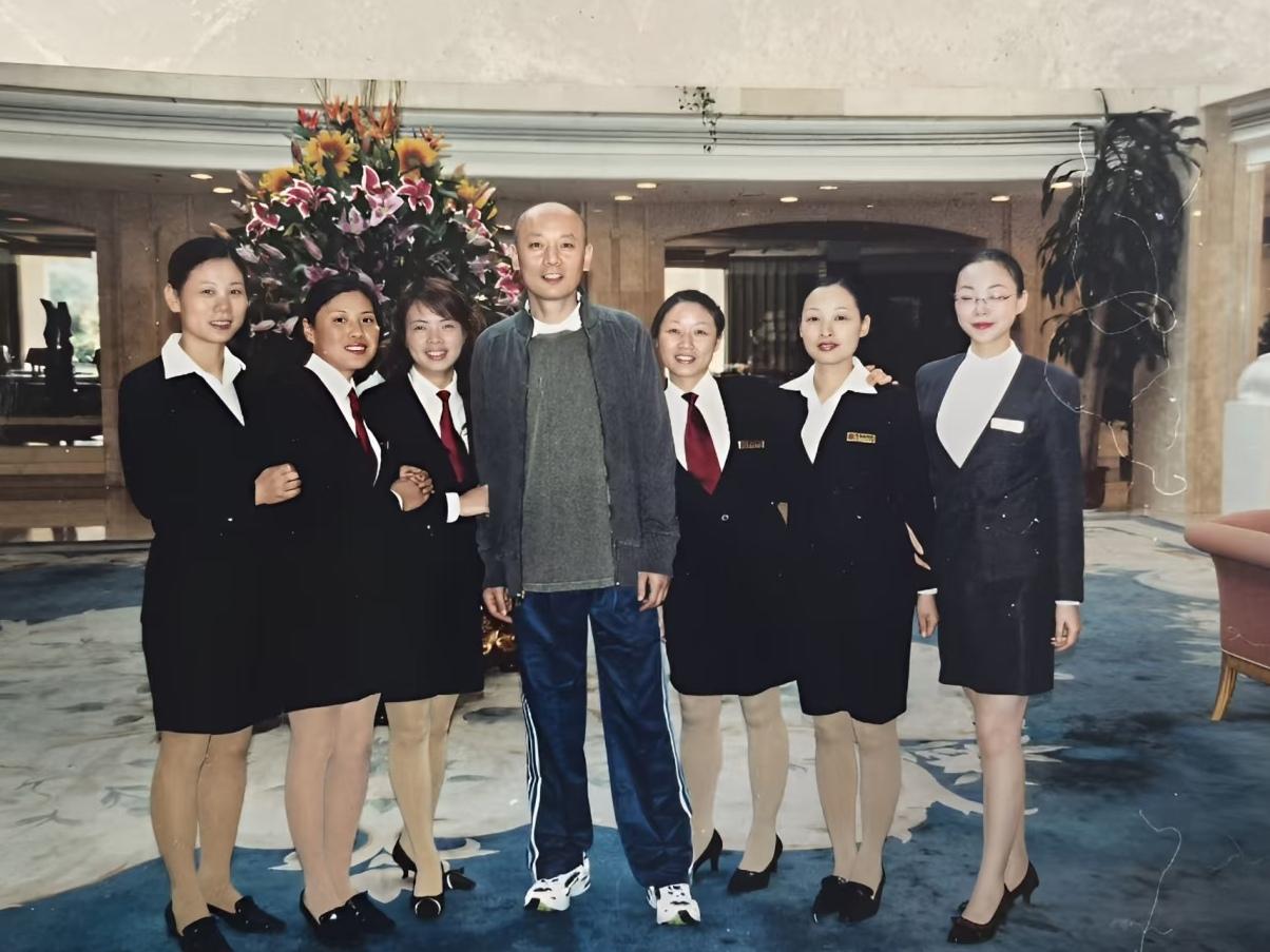 2005年，葛优和粉丝，一张罕见的留影，地点是浙江安吉当地酒店大堂。彼时电影《夜