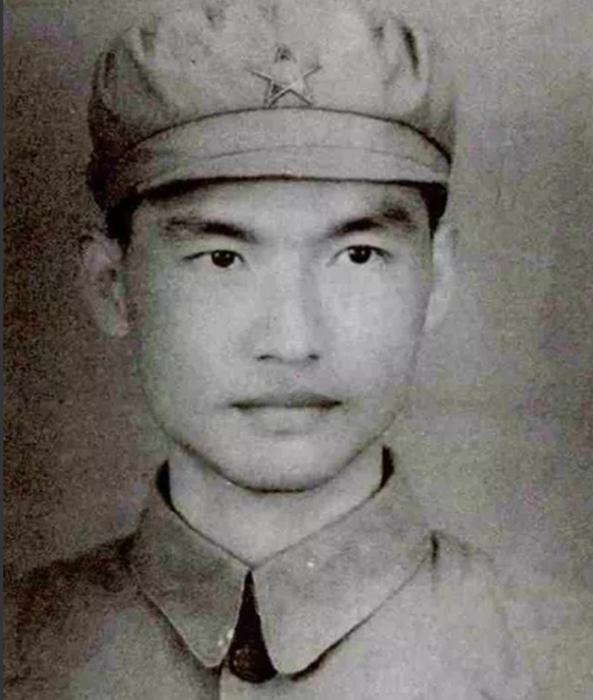 1947年的东北，雪粒子打在棉帽上沙沙响。
赵炜穿着国军少校制服，领口别着铜质徽