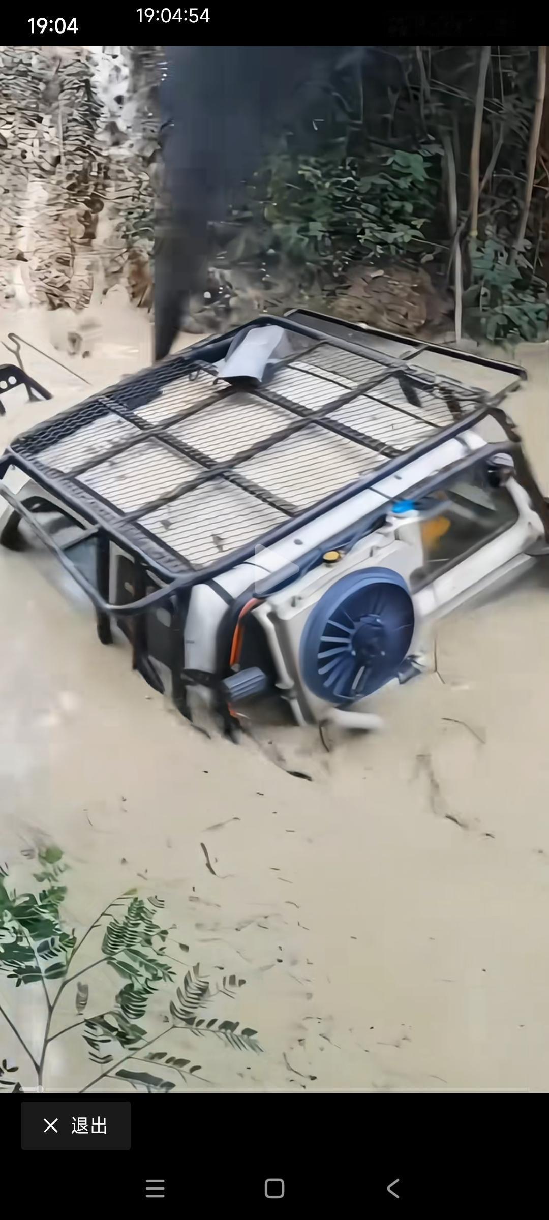 “油车才是真正的越野王者，水没过车顶发动机还不熄火”

网友问，如果有一种新能源