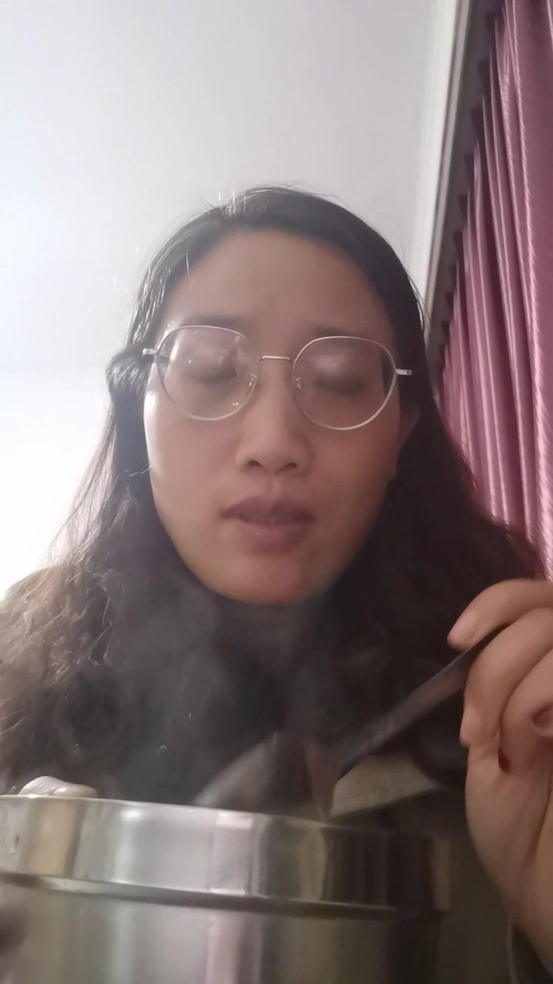 董宇辉：谁是我的伯乐？今天聊点不一样的。主持人问董宇辉谁是他的伯乐，网友们都说是