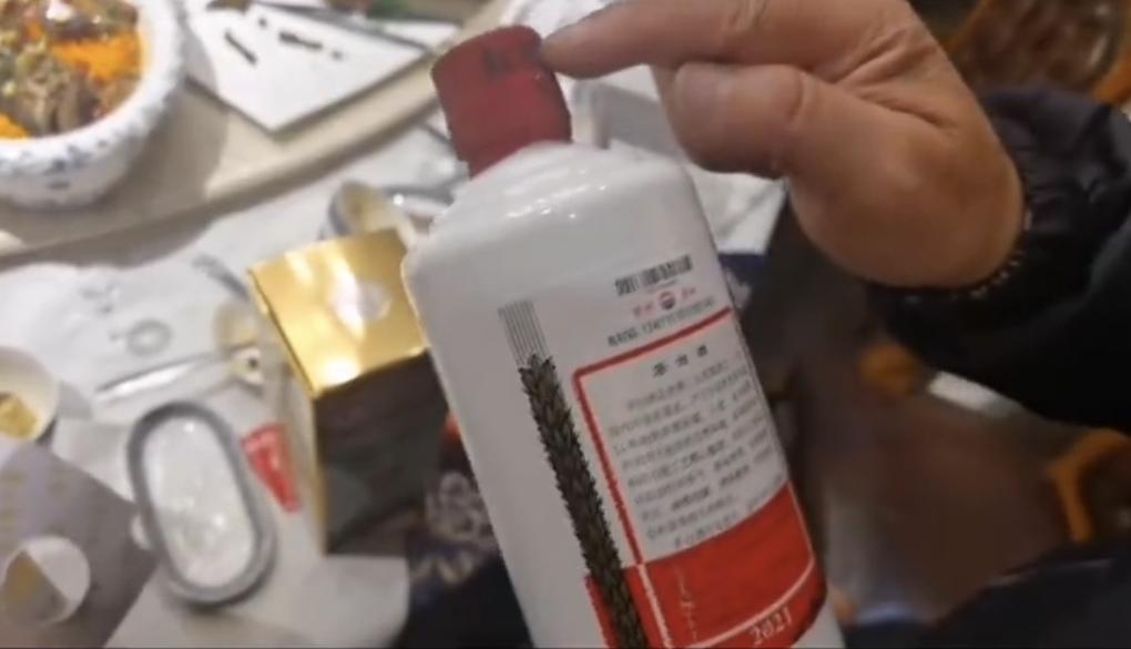 上海王先生最近遇到件糟心事。宴请亲友时，他特意自带了三瓶飞天茅台，想着让大家喝得