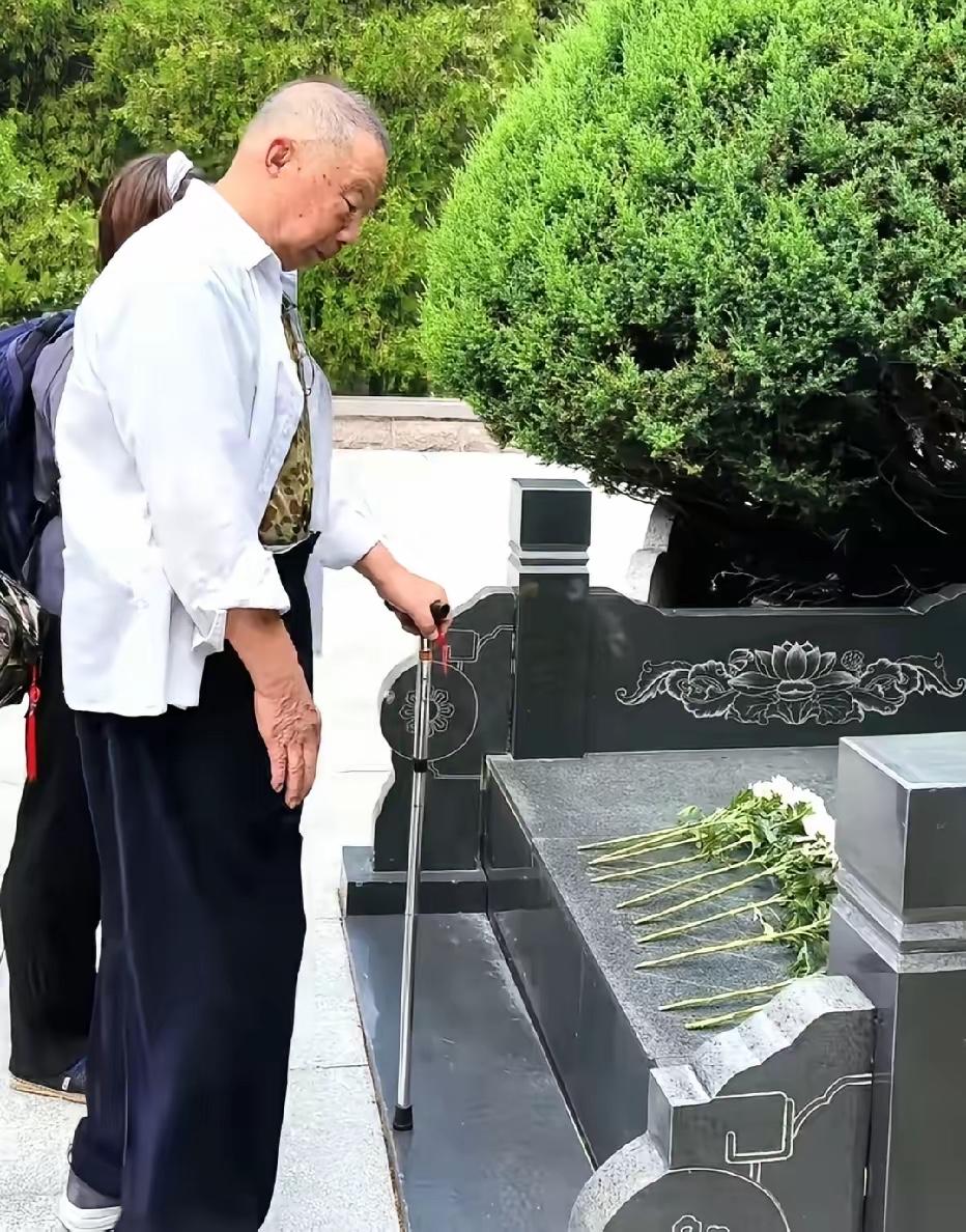 当年，粟裕大将长子粟戎生，拄着拐杖来到烈士陵园祭奠父亲，老人久久伫立在纪念碑前，