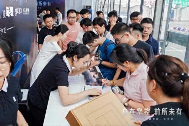 仰望汽车展演落地万家丽