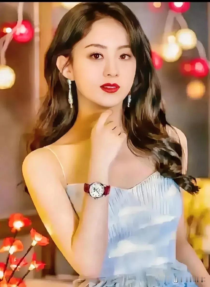 #寻找热爱表达的你#赵丽颖气质女神，优雅端庄，她最近几年收获满满，接二连三地出作