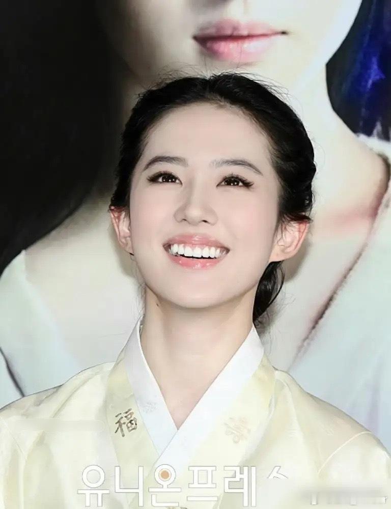 韩国人给刘亦菲送了套韩服，想看笑话，结果全场记者都傻眼了。 2011年，刘亦菲去