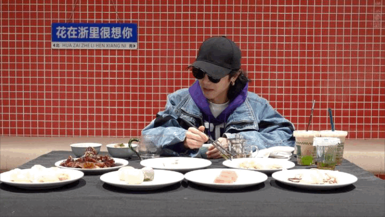 #华晨宇杭州美食vlog# 看了杭州演唱会，今天又看了花花的杭州美食vlog。来