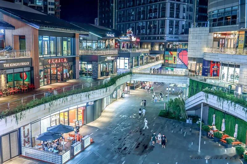 兰世立60岁再战江湖，在武汉开出东星生活便利店，把奶茶、热干面、周黑鸭甚至机票旅