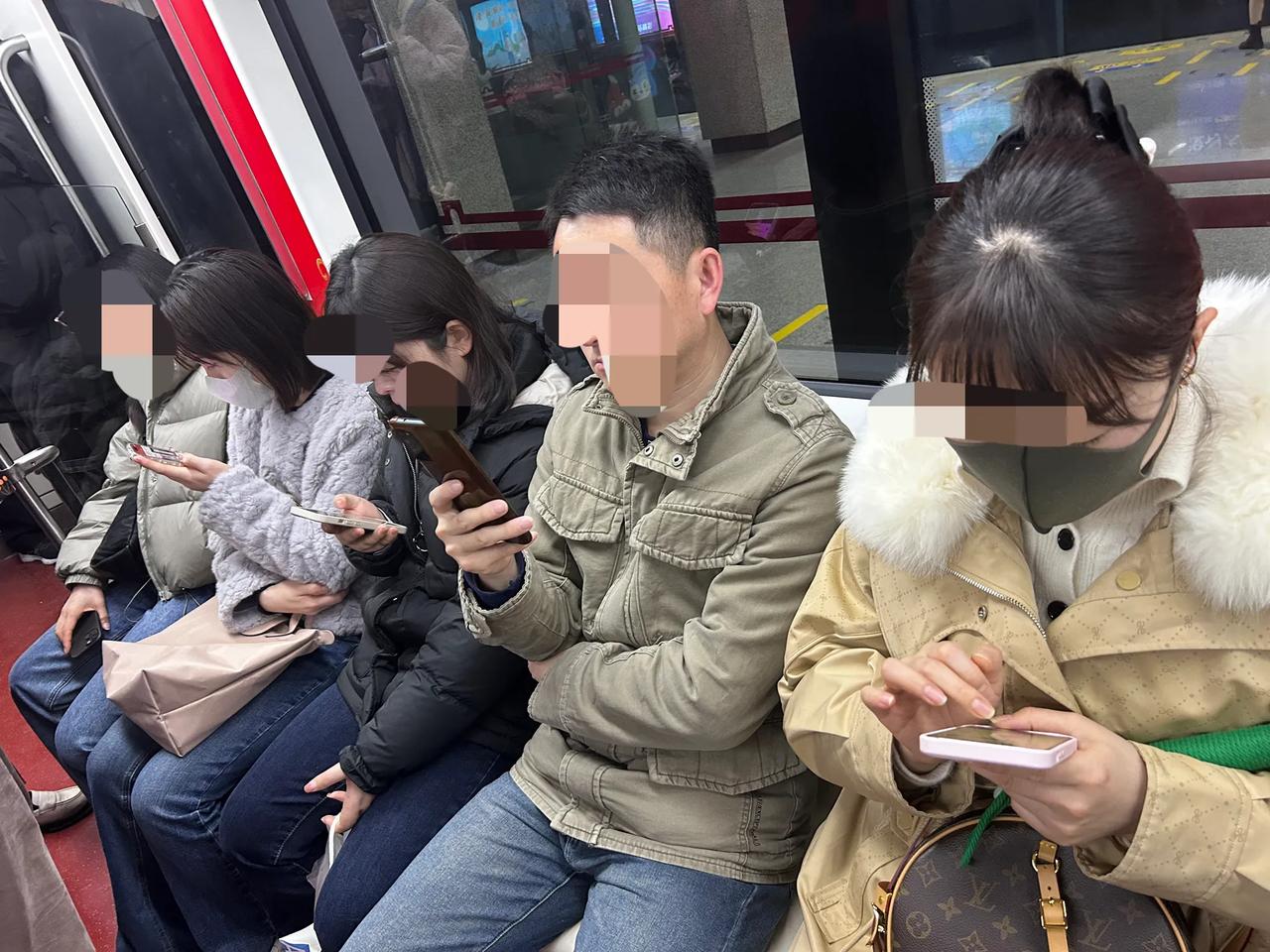 上班坐地铁，一车厢的“低头族”。