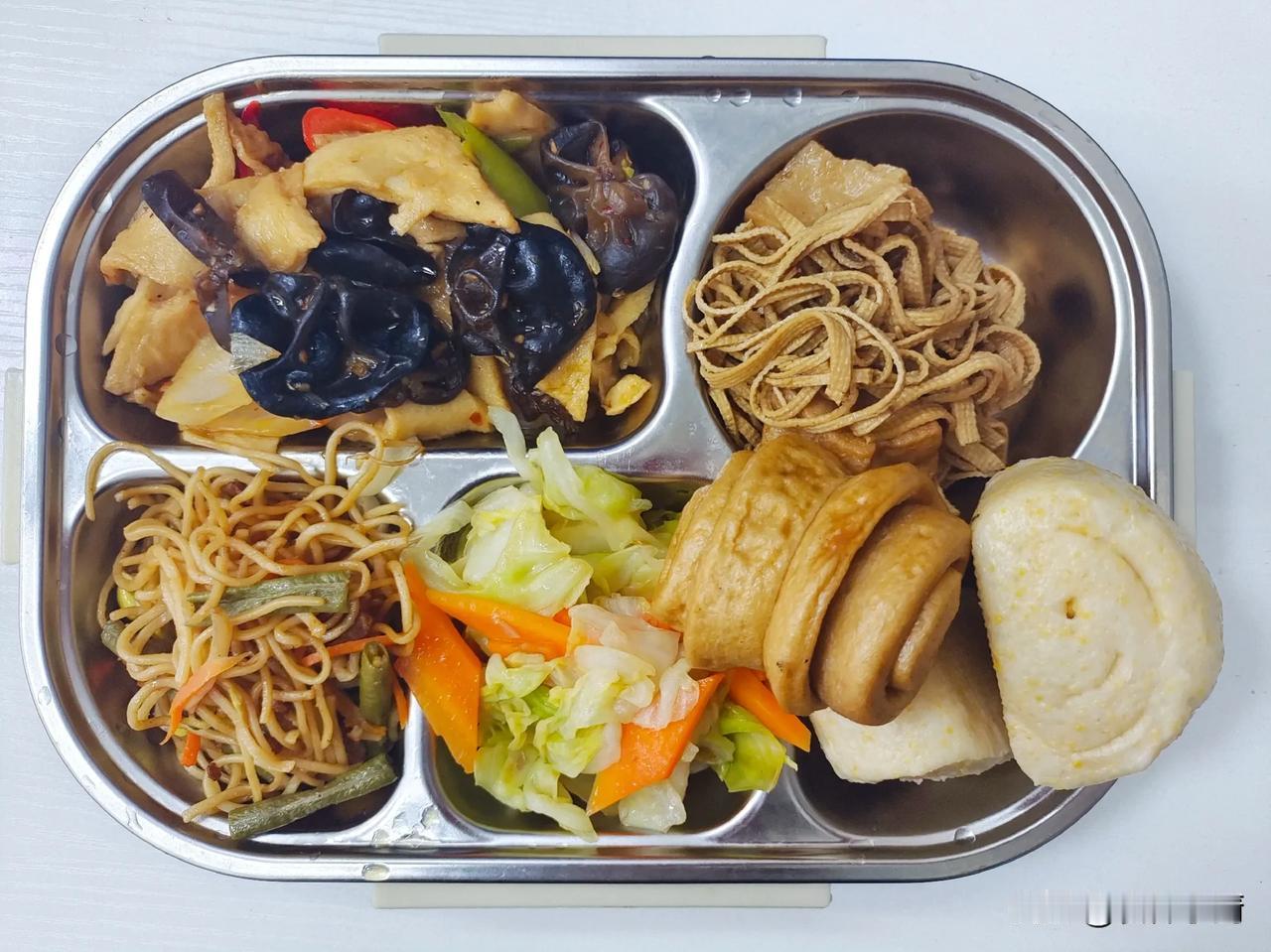 今日工作餐:干锅千页豆腐，手撕包菜，卤千张丝，蒸卤面，馒头花卷，绿豆莲子粥。#一