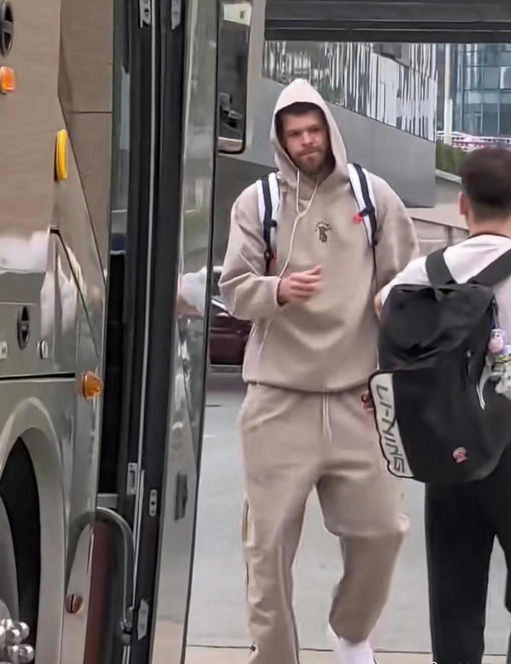 外援拉科塞维奇虽还没有被广东东阳光男篮完成注册，但今天却随队一同前往福建晋江。