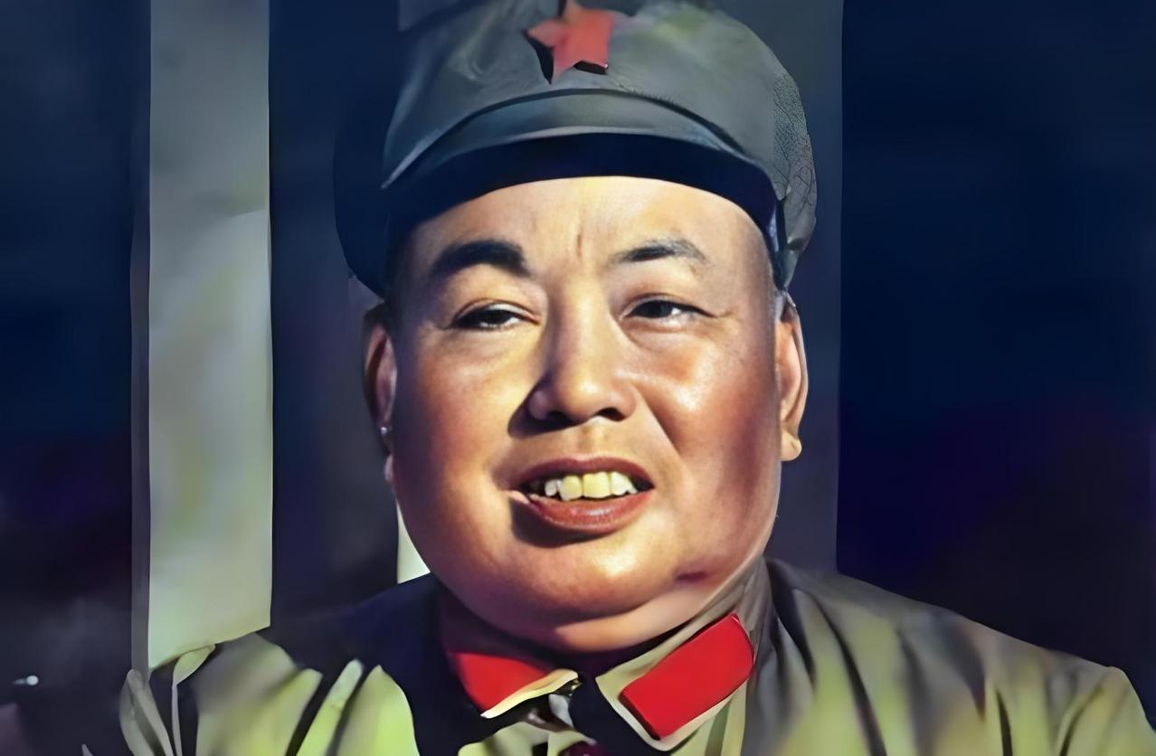 英姿飒爽的许世友将军，戎装笔挺熠熠生辉。鲜红五角星熠熠闪耀，夺目红领章庄严肃穆，