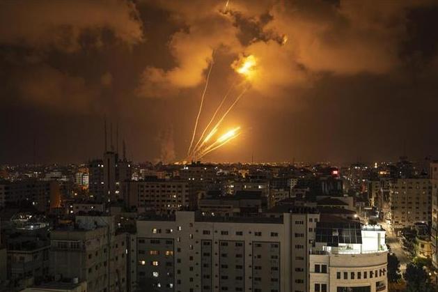 一觉醒来以色列多地遭袭，超百人伤亡！
这次以色列官方，虽然没有作出报道，但当地的