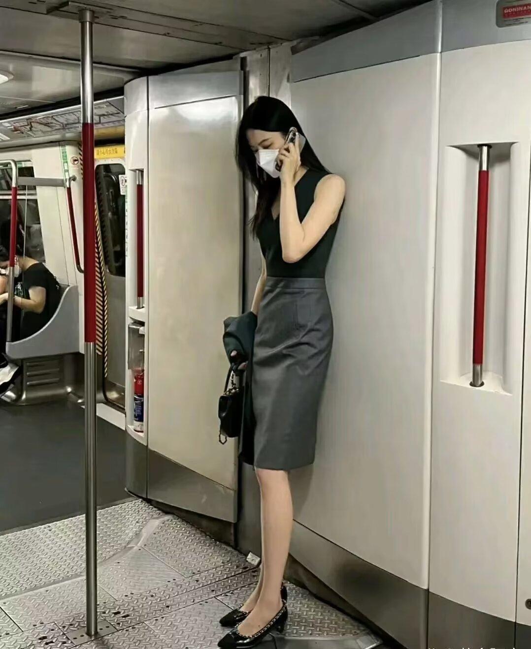 眼睛纯净，才能看见美丽的风景； 心灵干净，才能拥有纯粹的快乐。 风景与快乐取决于