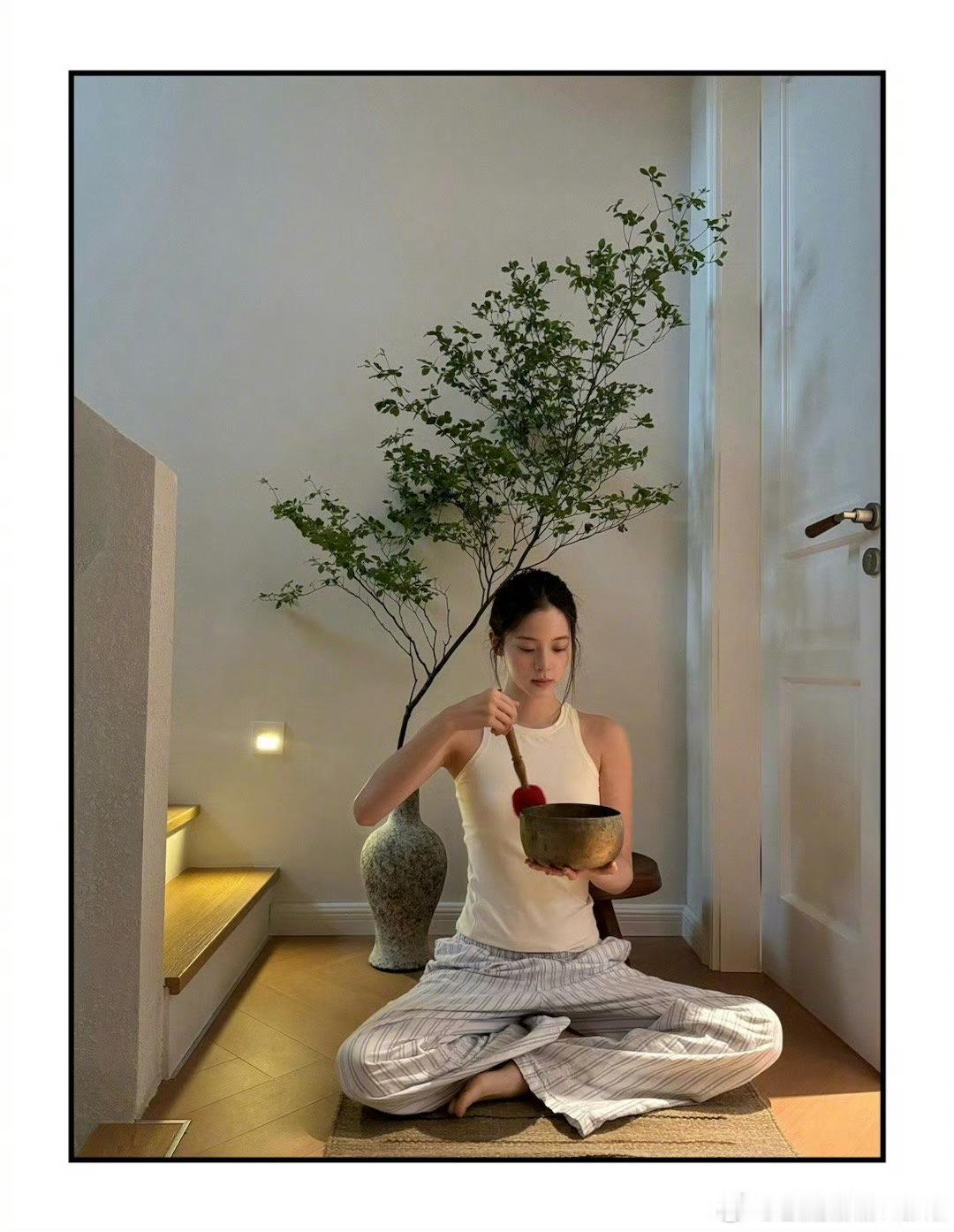 欧阳娜娜的照片好有活人味呀哈哈哈哈，娜比好养生好也好自律，不愧身材这么好哈哈哈，