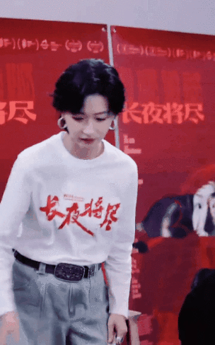 万茜在电影《长夜将尽》路演现场，为演示剧中护工角色的专业技能，徒手将190斤男观