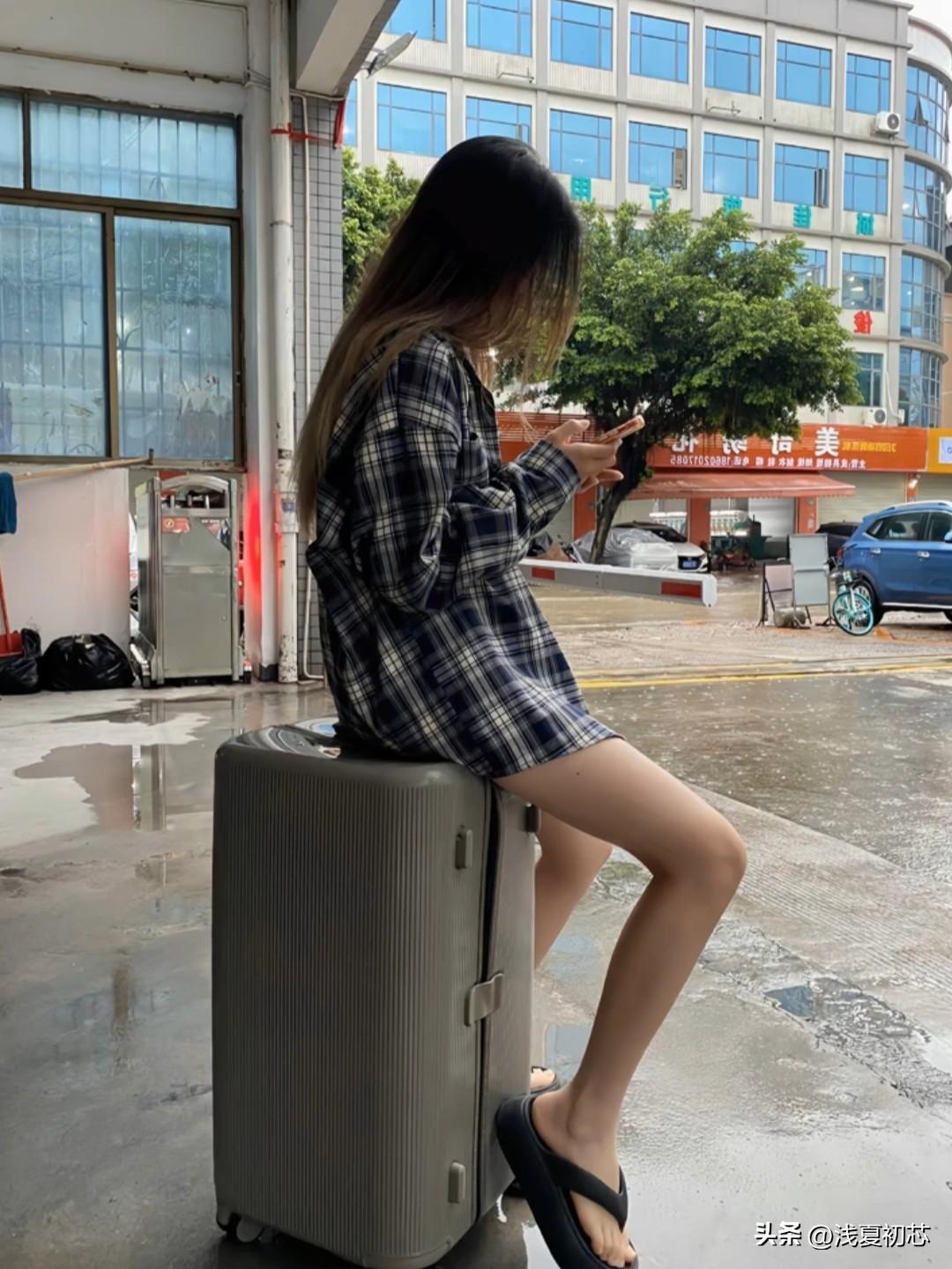 青衫湿透路，行囊载归期。