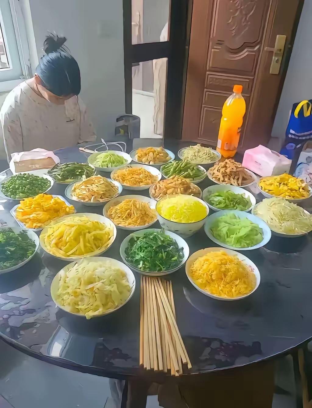 一桌菜招待女友，网友们看了都惊呆了！这菜搭配绝了，青黄相间，全是素菜，女孩看了懵