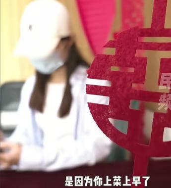 太尴尬了！河南信阳，女子换好衣服下来敬酒，却发现自己的客人都走了，自己花4万多举