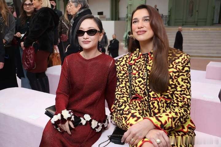 周迅DuaLipa合影dualipa 近日，周迅在2026年巴黎时装周上和“啪姐