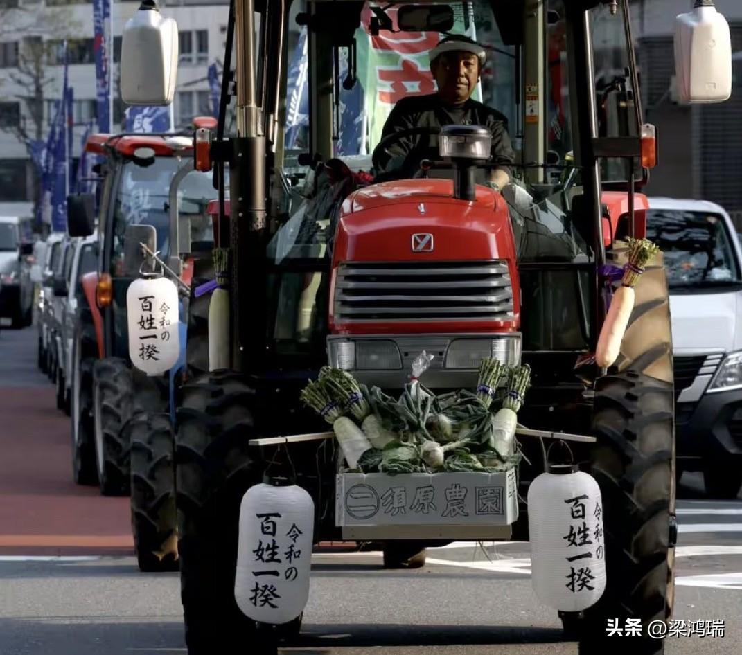 日本东京农民走上街头：2026年3月29日，约30辆拖拉机和轻型卡车在东京时尚的
