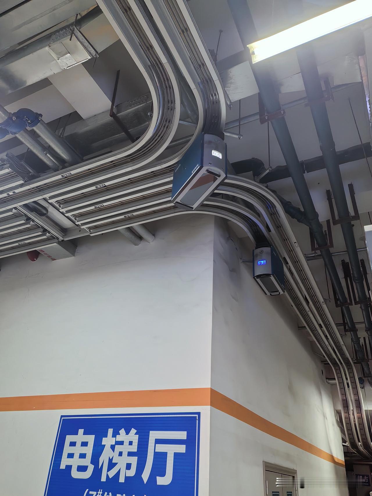 在郑州附大一医院南院区地下室拍到的，头顶上的滑道运药箱有序的滑动，看到一左一右两
