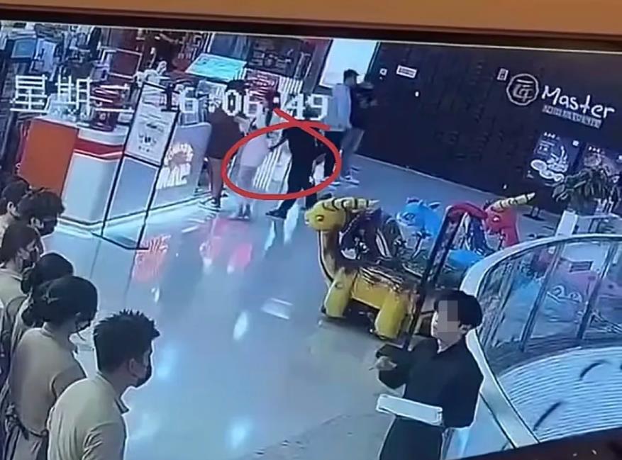 #理想家生活#
女子在商场遭男生摸屁股，质问对方反被恐吓：信不信我揍你！
10月