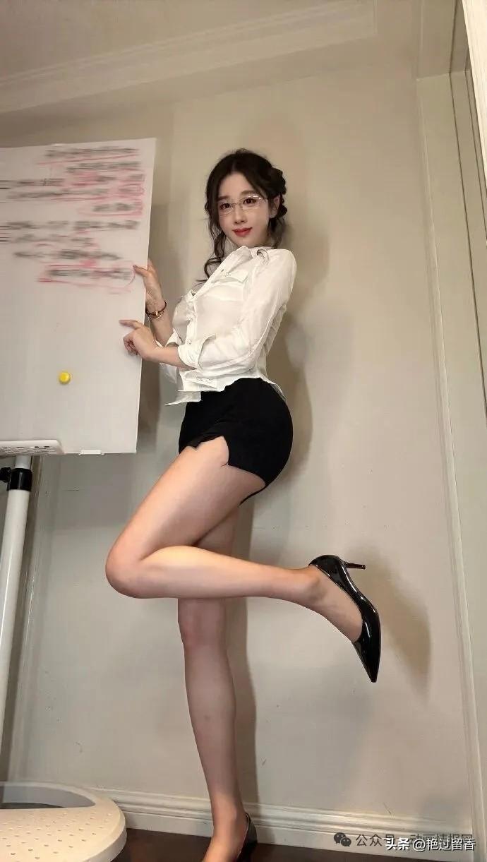 优雅白衬衫搭配黑色短裤，气质满满！👗👠为什么黑色高跟可以经久不衰?