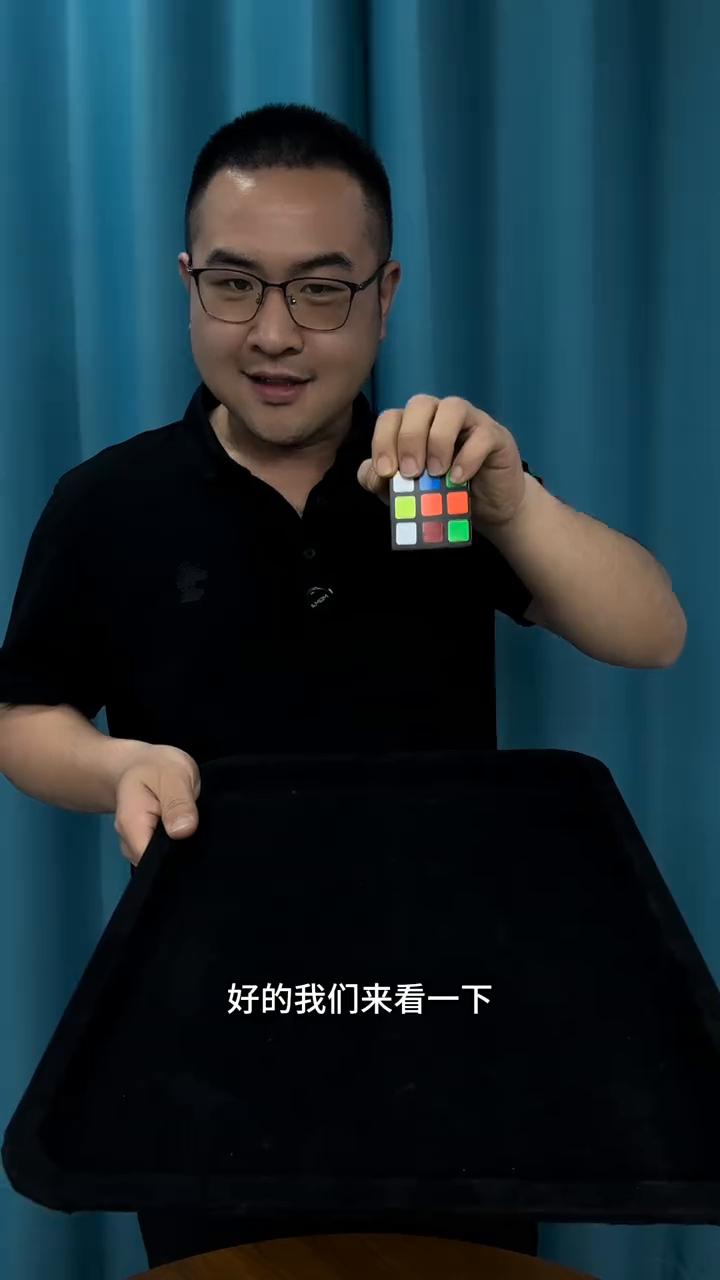终于破解世界魔术大赛冠军魔方变彩虹糖。
我们来看一下，这里有一个魔方，接下来把魔