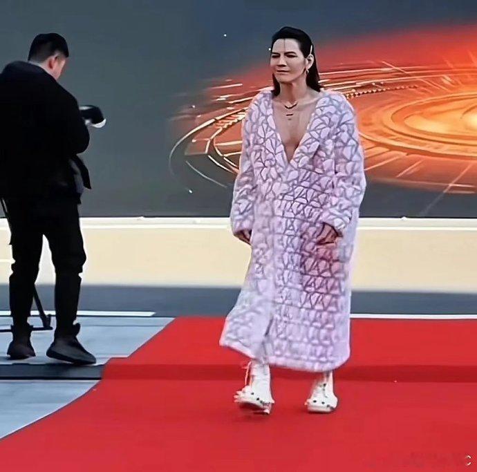男星过度模仿女性特征，女星过度模仿男性形象，娱乐圈的不健康审美需要被纠正。 