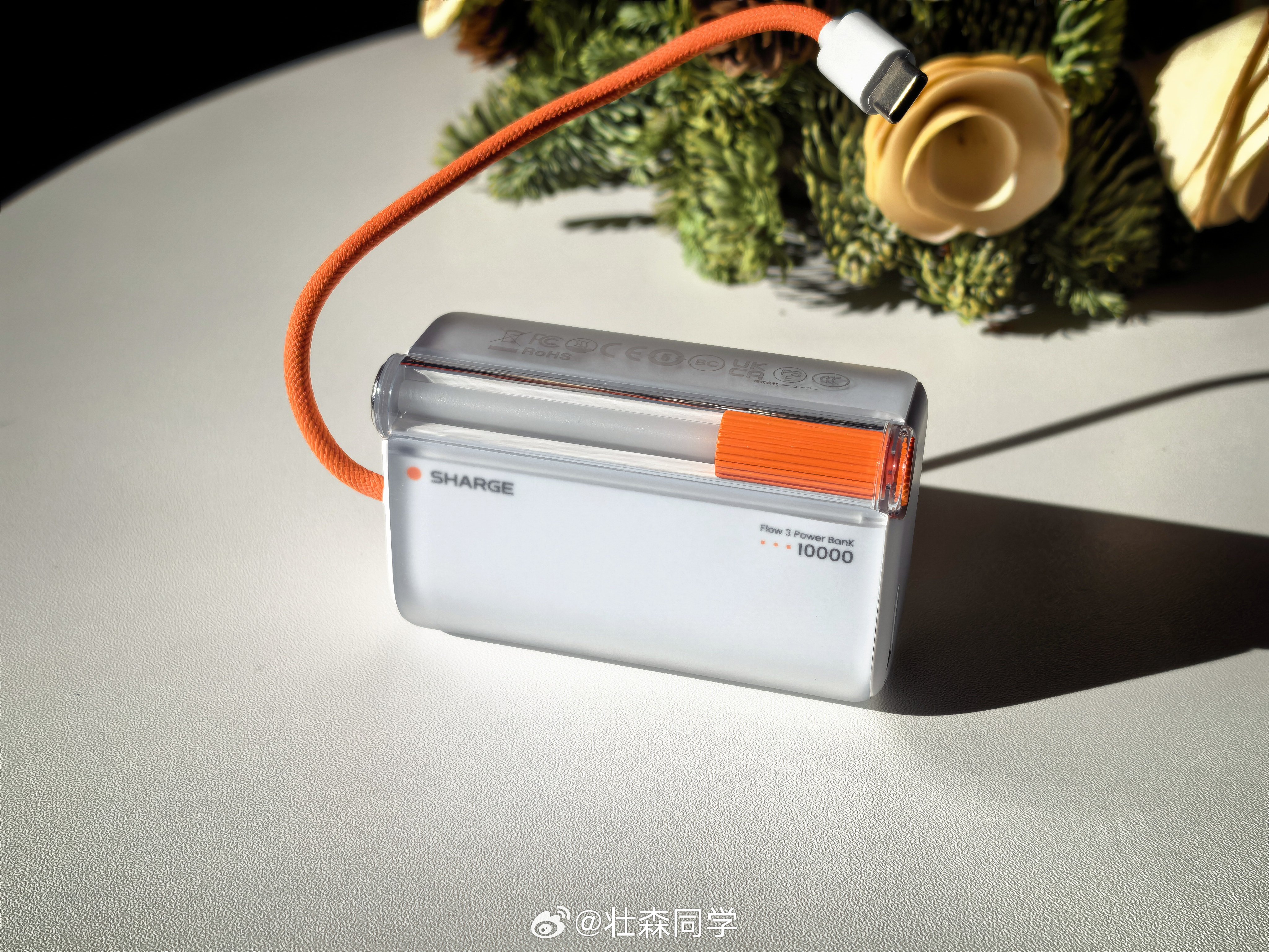 收到闪极随行Pro移动电源内置10000mAh，支持45W充电小巧重量仅225克