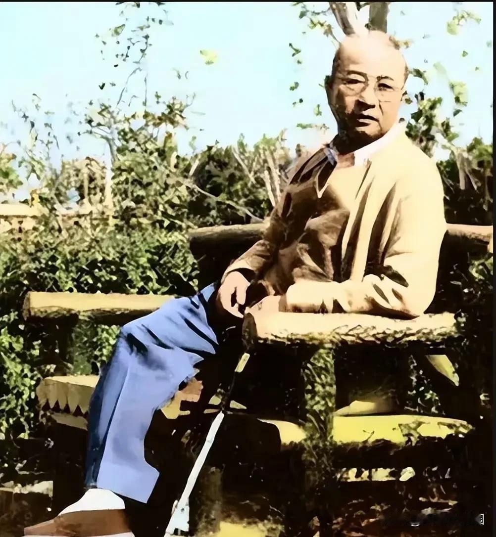 这是1961年，陈赓在上海丁香花园拍的照片。这个曾经让敌人闻风丧胆的陈赓将军，此