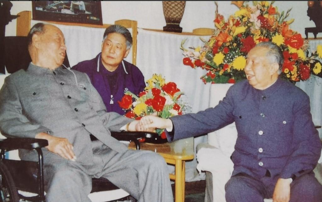 1997年，深居简出15年的华国锋，76岁，主动出门去看一个94岁的老人。
 
