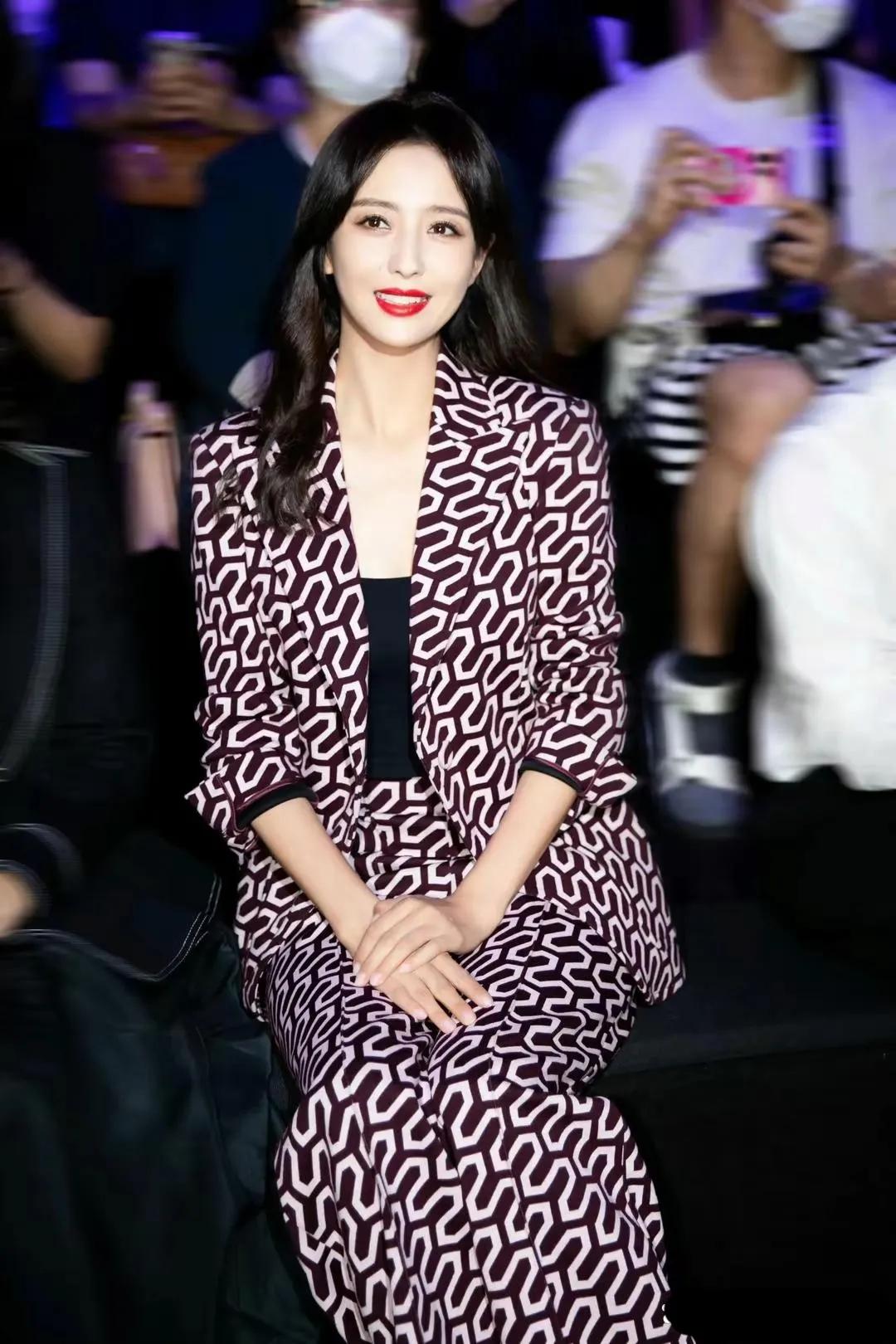 佟丽娅颜值巅峰，美丽动人成全场焦点。