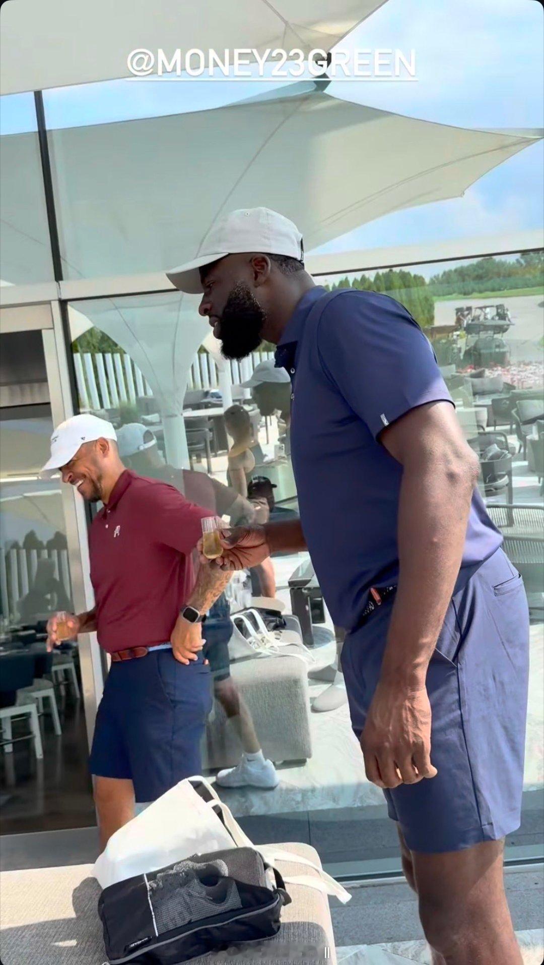 追梦格林最近一直在跟詹姆斯形影不离詹姆斯nba