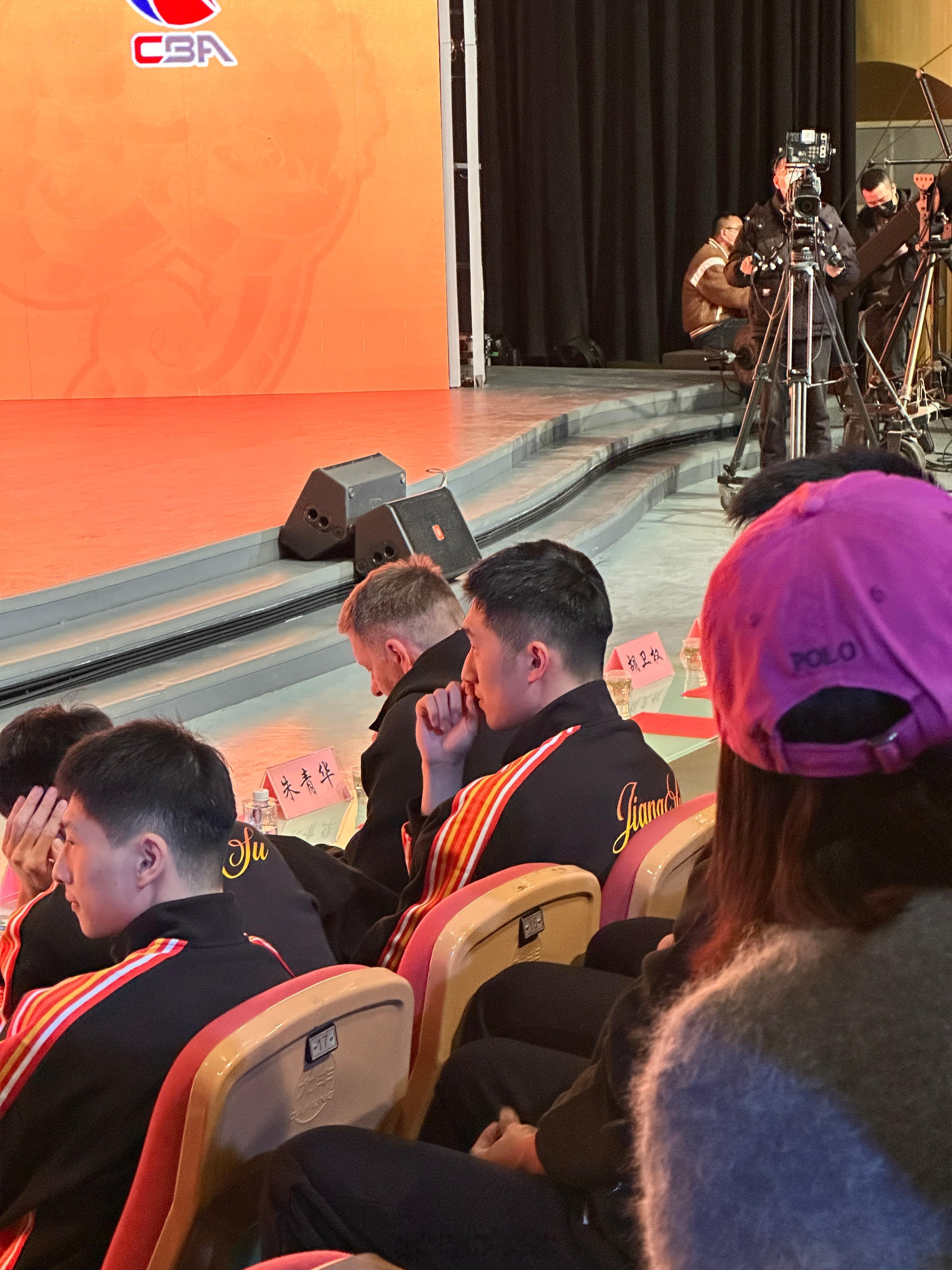 中国男篮 昨晚还在五棵松的蒋浩然，出现在江苏肯帝亚男篮新赛季的出征仪式现场。作为