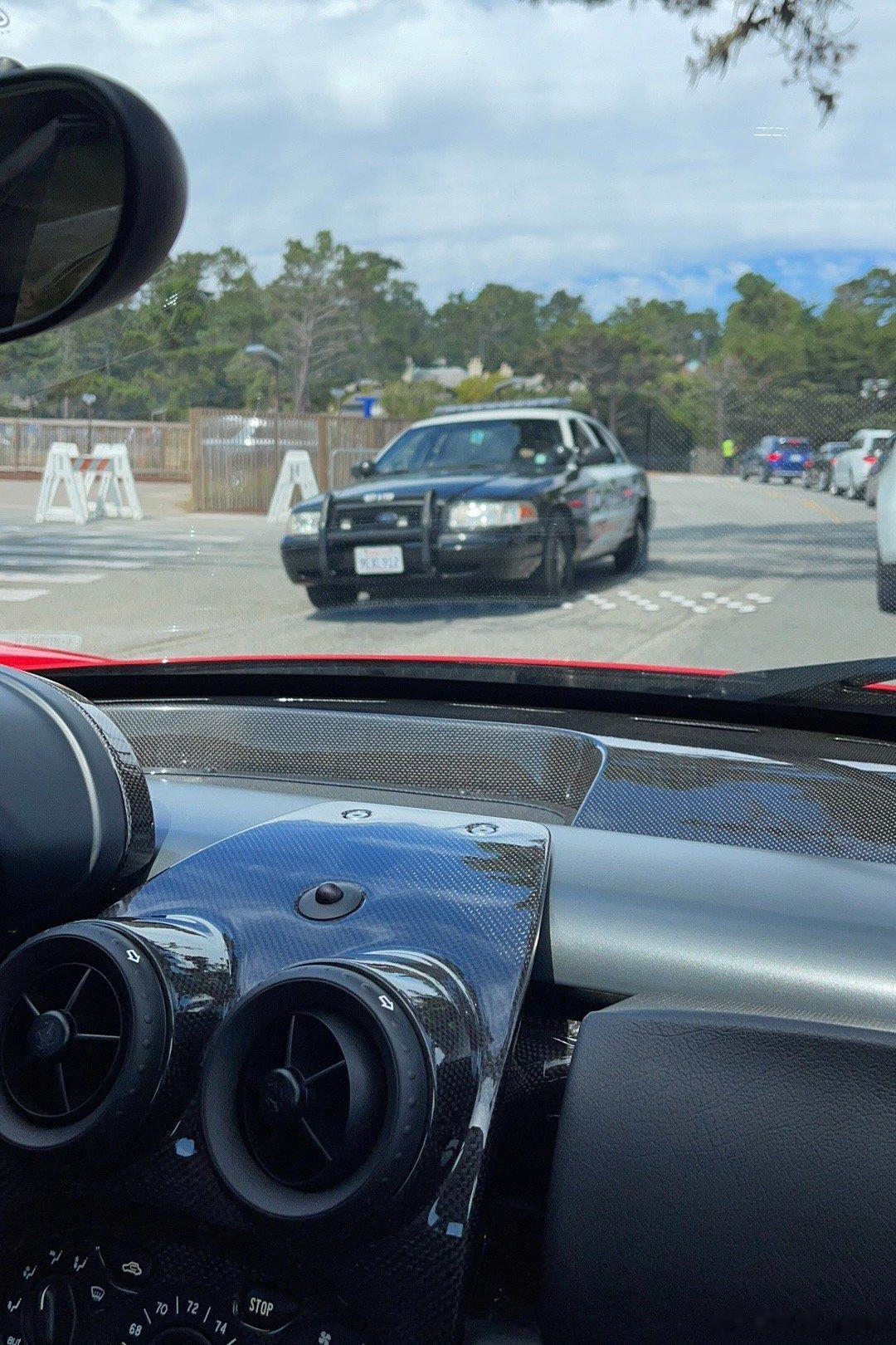 #shen车视界# 在圆石滩遇到了这辆维多利亚皇冠，刚开始真以为是执勤的警车，转