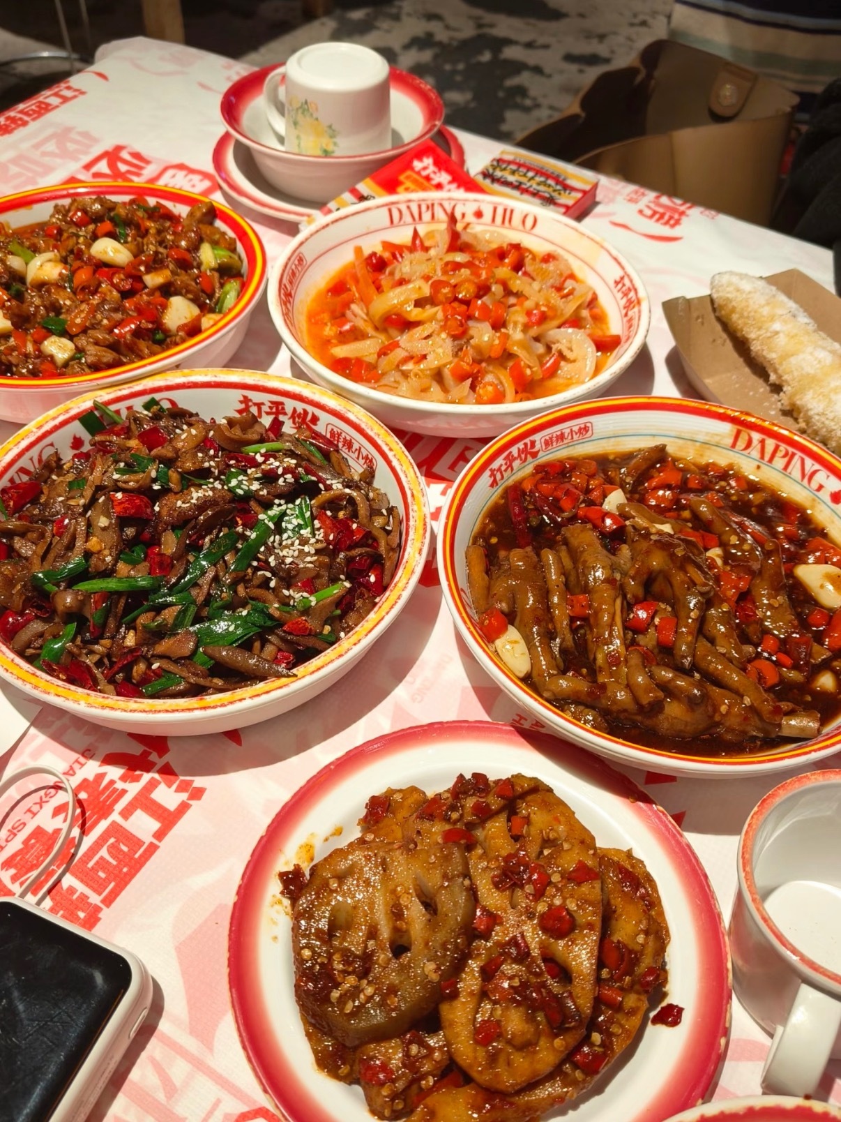 真的没人管管江西小炒吗不能吃辣的还是慎选江西菜吧，上次点了一桌，辣的吃不了。但好