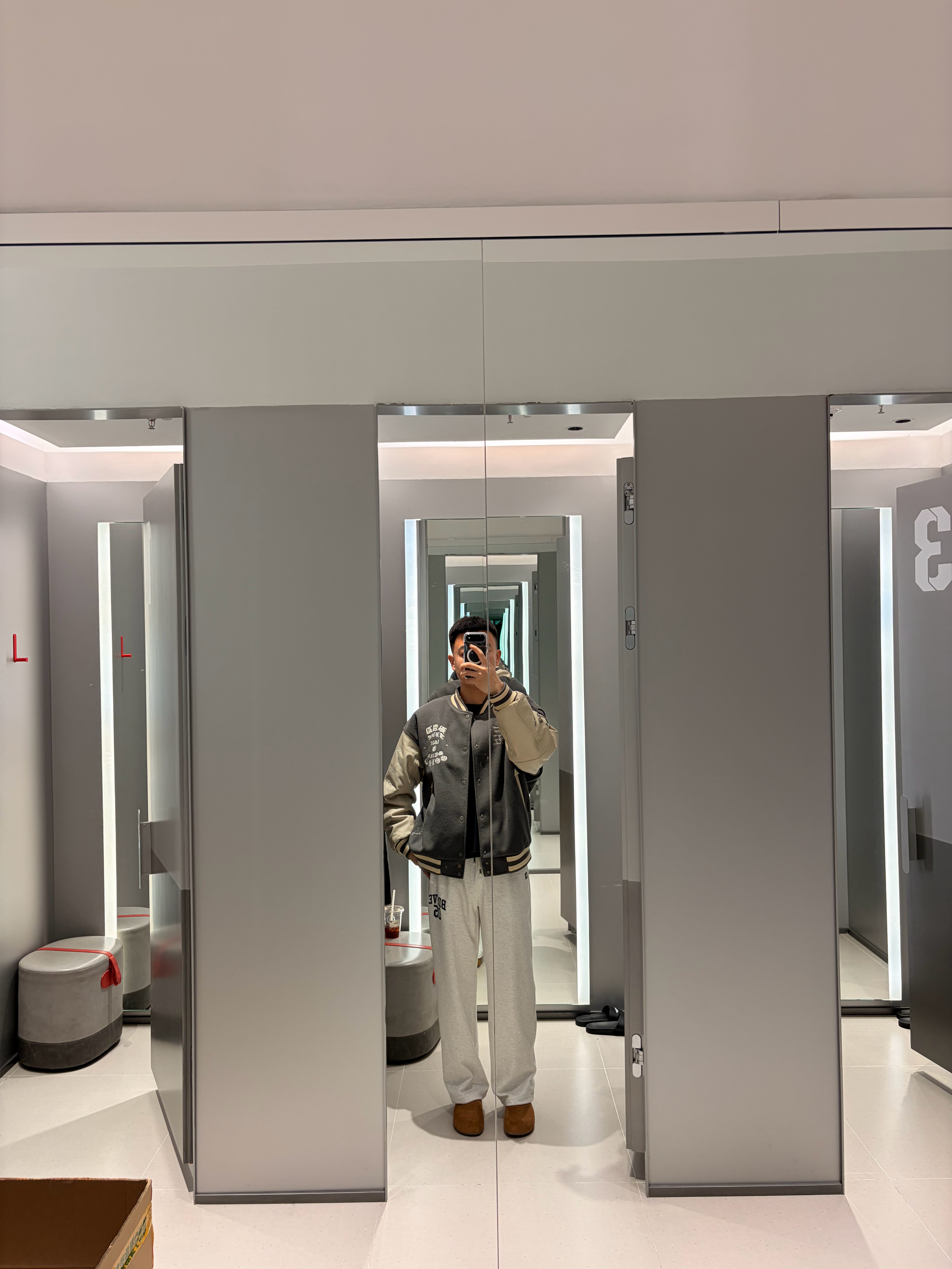 不行了，我真的很喜欢试这种裤子，UR相中了一条，结果31的都宽很多，只能作罢；试