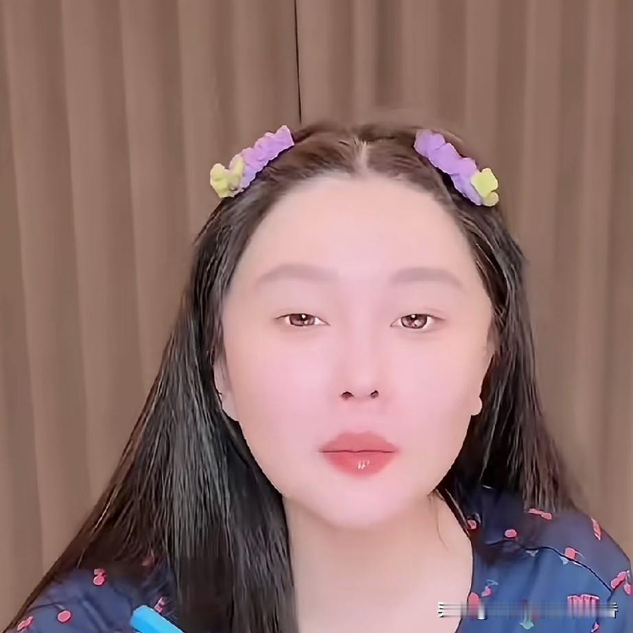 球球说好多人都觉得鸡屁股脏，不喜欢吃，但她却最爱吃鸡屁股，觉得鸡屁股是最香的。此