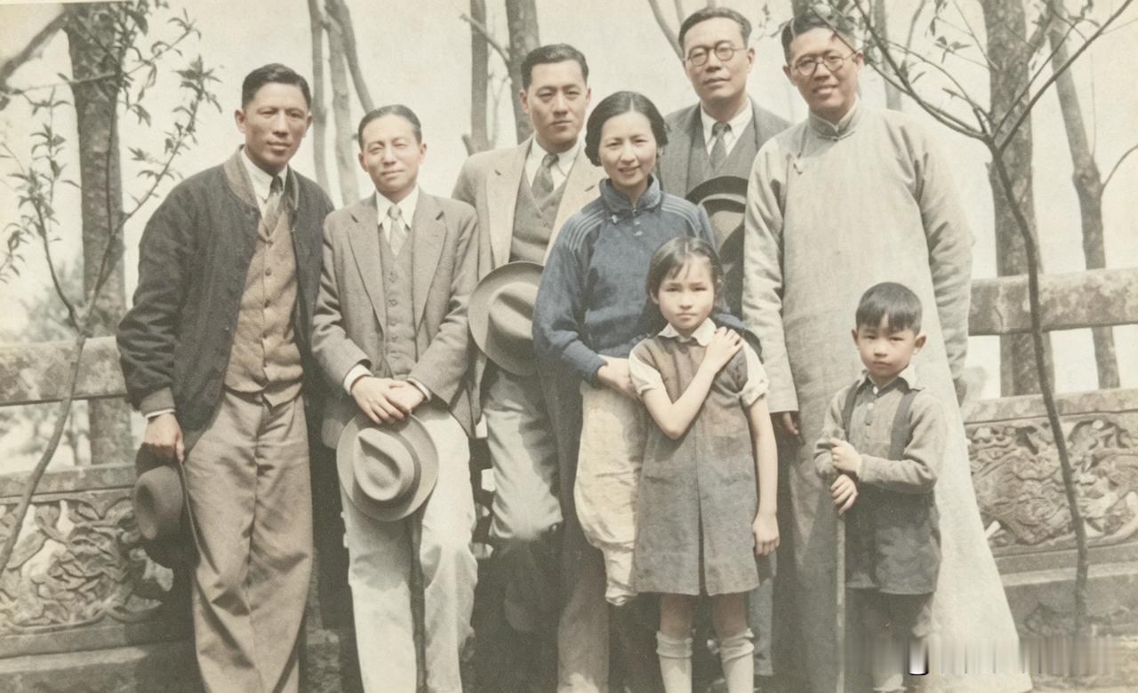 分享一张老照片。
      全部都是中国近代文史、工程领域顶级大家，你能认出几