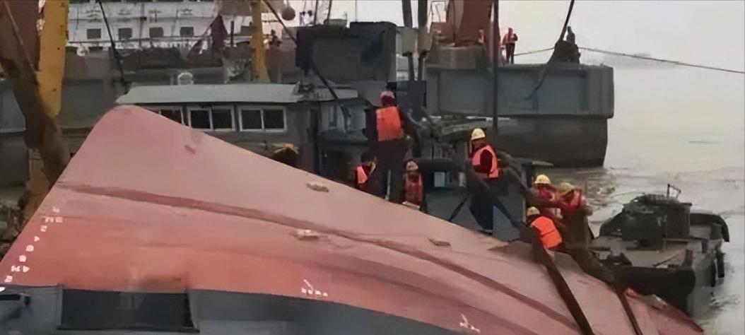 2006年，一艘沉入江底2天的船被捞出，突然，舱内传出微弱的“救命”声，救援人员