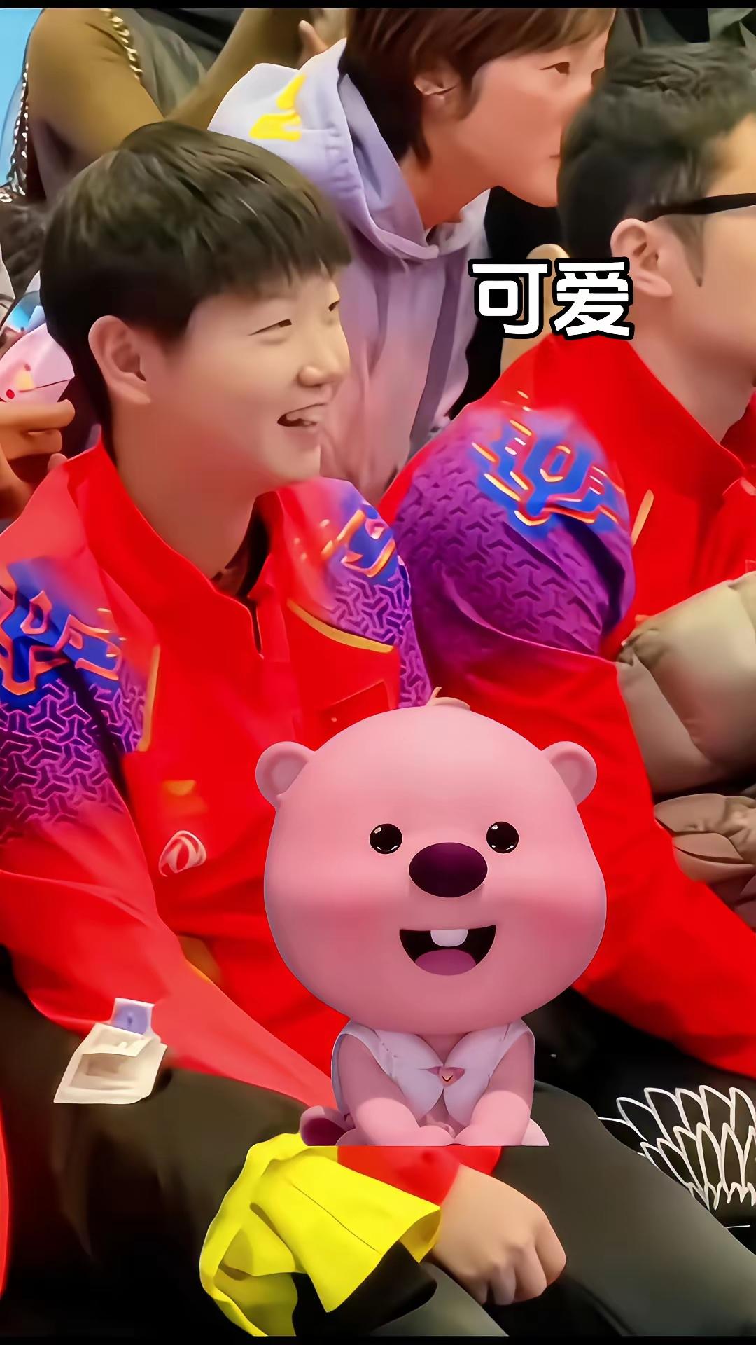 说是
人见人爱
花见花开
一点都不为过～

似小莎这般
静如处子
动若脱兔
喜怒